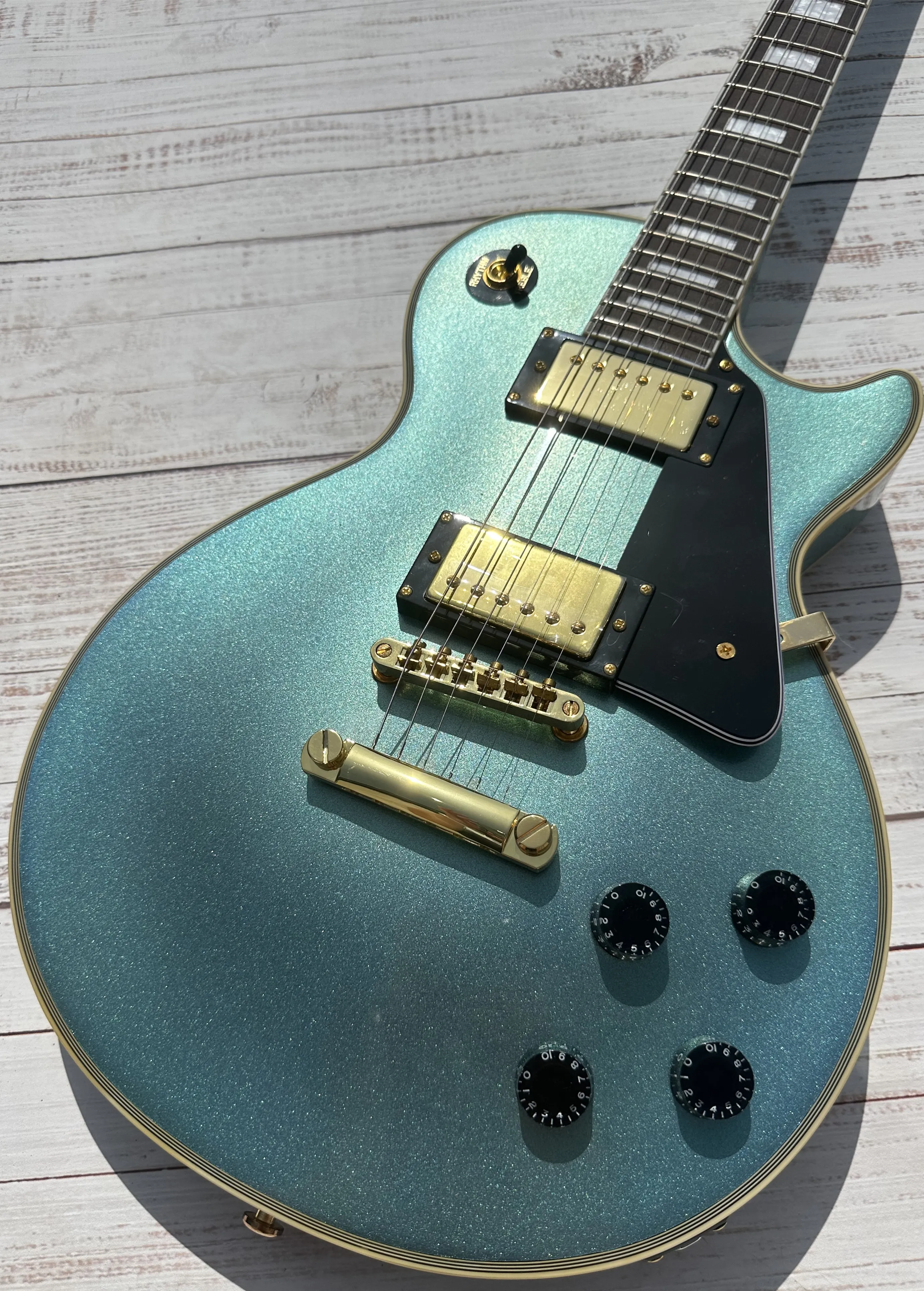 Anpassad elektrisk gitarr, Pelham Karsten, all-blå, guldtillbehör och tuner, blixtpaket