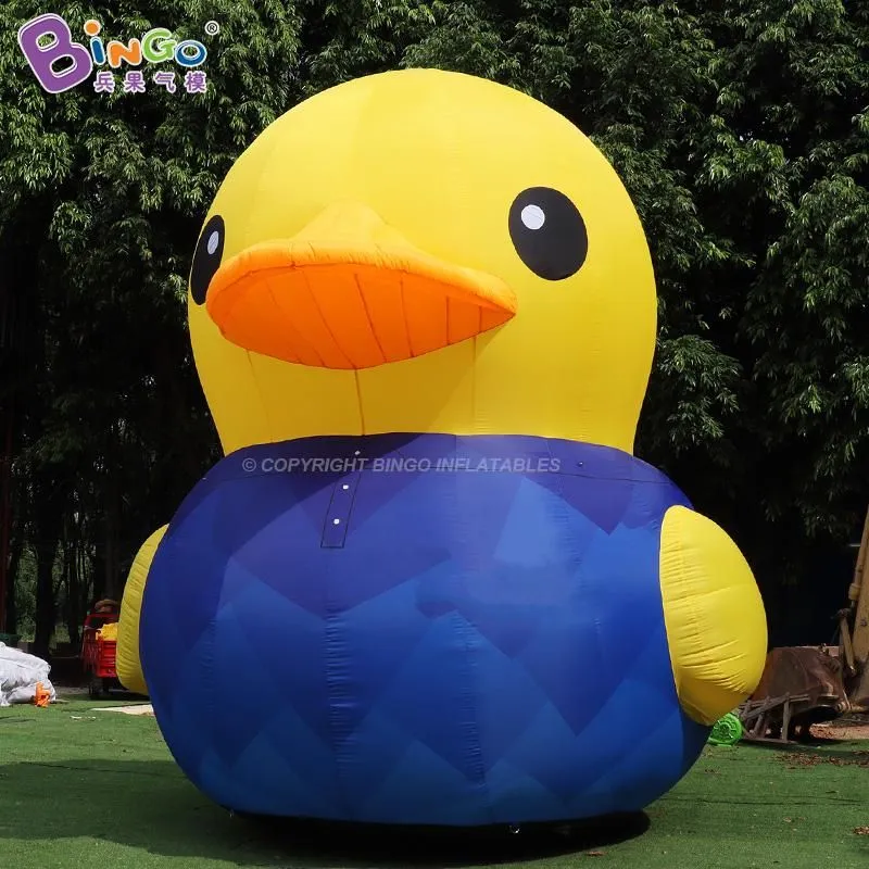 Nyligen design 6MH (20ft) Reklam Uppblåsbara Animal Duck -modeller Tecknad anka som bär trasa för evenemangsfestdekoration med Air Blower Toys Sports