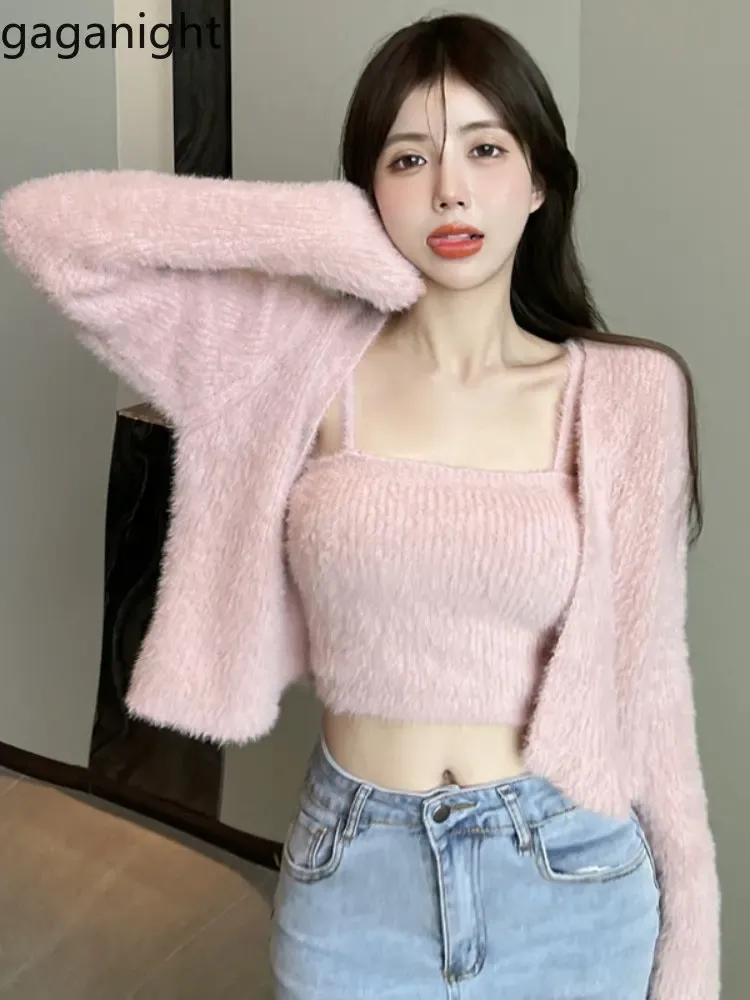 Strickjacken Gaganight Frauen Rosa Sexy Vielseitig Plüsch Lose Gestricktes Hemd Pullover Mantel 2023 Frühling Süße Träger Weste Zwei Stück Set