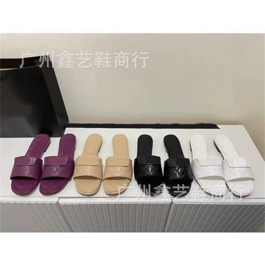 38% 할인 스포츠 슈즈 2024 Xiaoxiangjia lingge for Womens Summer New Round Headed Flat Heel 한 줄의 미끄러운 가죽 표면을 착용하는 열린 발가락 시원한 슬리퍼