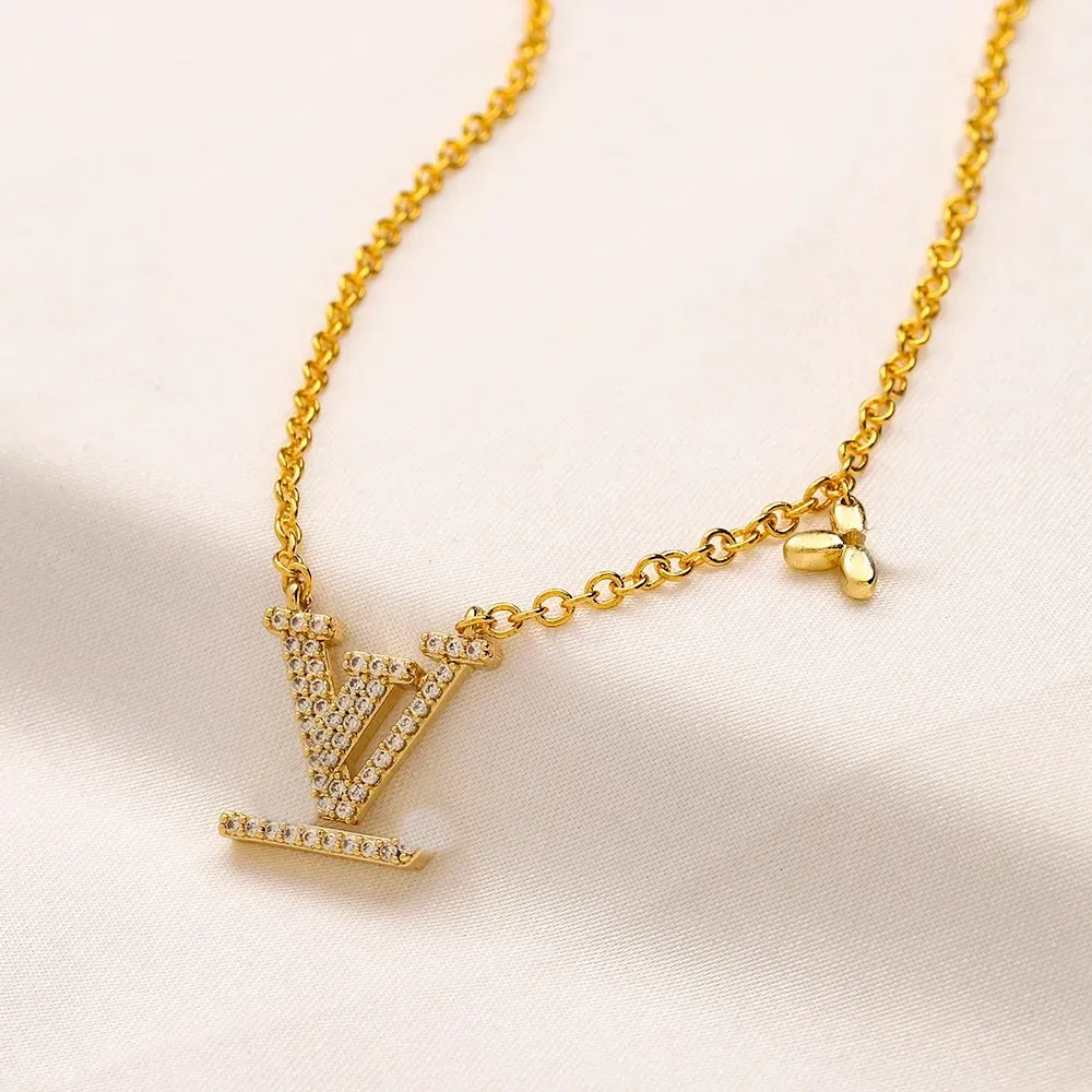 Ne se décolore jamais 18 carats plaqué or marque de luxe pendentifs colliers en acier inoxydable lettre ras du cou pendentif collier perles chaîne bijoux accessoires cadeaux sans boîte1