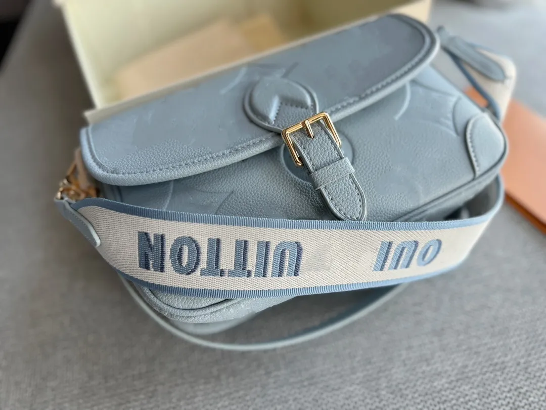 24SS Kvinnors lyxdesigner New Ice Blue Baguette Handväska kvinnors handväska axelväska underarmsäck crossbody väska fast färg makeup väska plånbok 25 cm