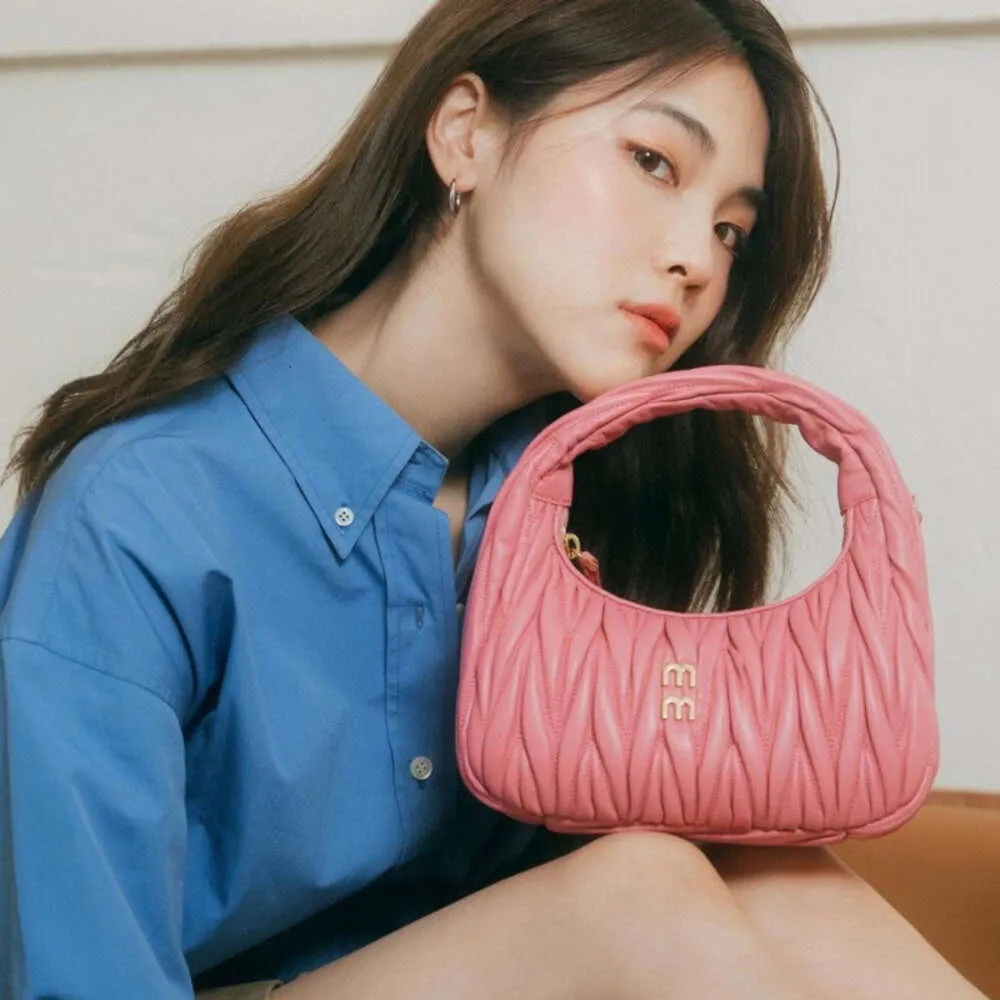 luxury solid color designer handbag armpit letter pleated bag fashion shoulder new month crossbody bags walletDesigner style