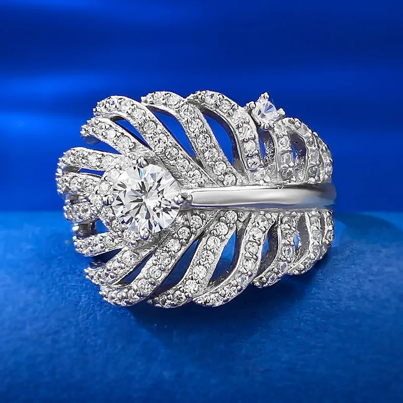 Choucong 2024オリジナルブランドの結婚指輪ラグジュアリージュエリーリアル100％925スターリングシルバーラウンドカットホワイトモイサナイトダイヤモンドエターニングパーティー女性フェザーリーフリング