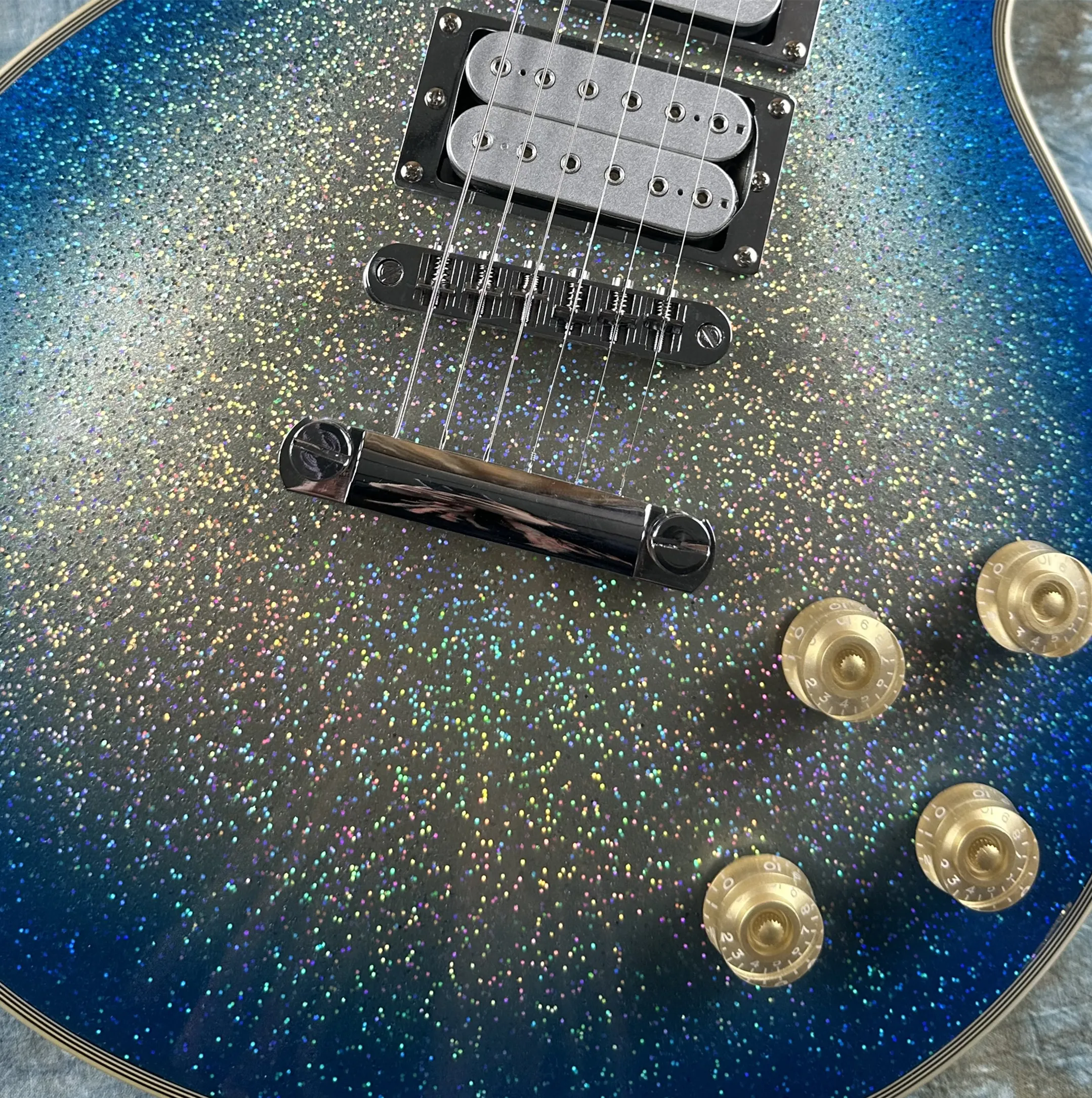 Customized electric guitar, silver glitter, imported paint, gold accessories