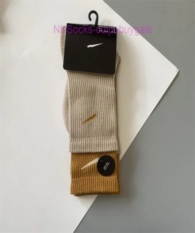 Klassische Mode Männer Socken Haken Marke Farbe Genäht Men039s Women039s Lange Röhre Sport Training Socke Straße Paar Mitte Tu8883822