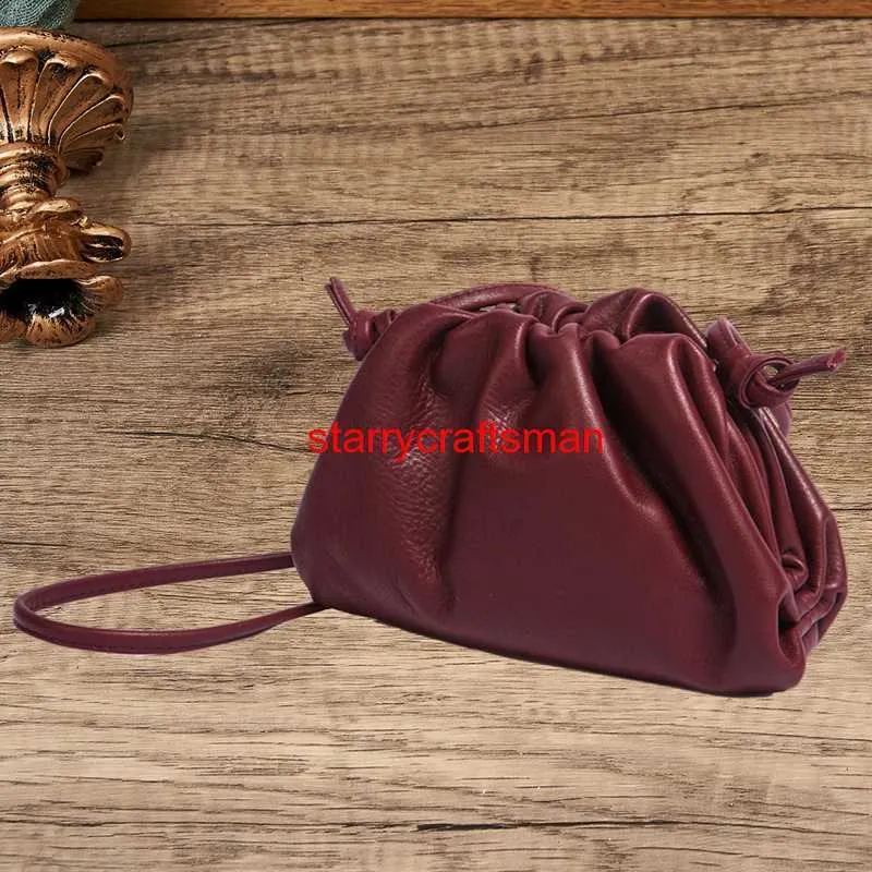 Sacs à main en cuir Botteg Veneta Pouch Bag 2024 Nouvelle couche supérieure en peau de vache Sac pour femme Sac à bandoulière simple Sac à bandoulière Sac à main Sac à main en cuir de vache Sac nuage Phave logo HBT0