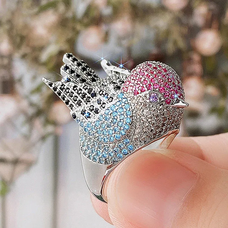 Huitan Hyperbole Bird Finger Ring Female For Cocktail Party Colorful Cubic Zirconia Bling Animal Accessories Chic smycken 240219