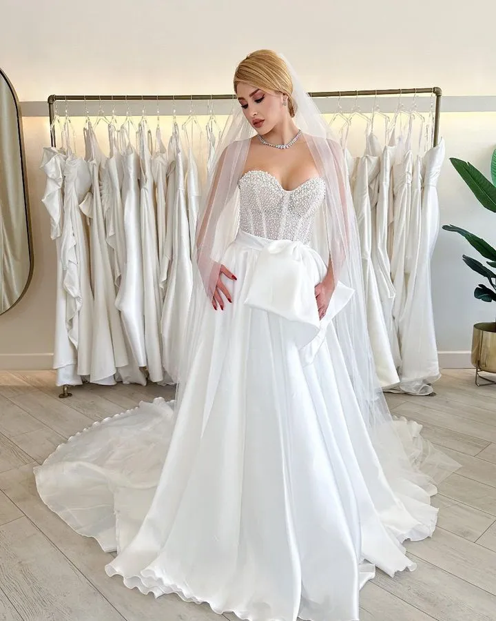 Abiti da sposa eleganti taglie forti A Line per la sposa Sweetheart Perle di perline Grandi pieghe con fiocco Strascico a strati Abiti da sposa per la festa di nozze Custom Made