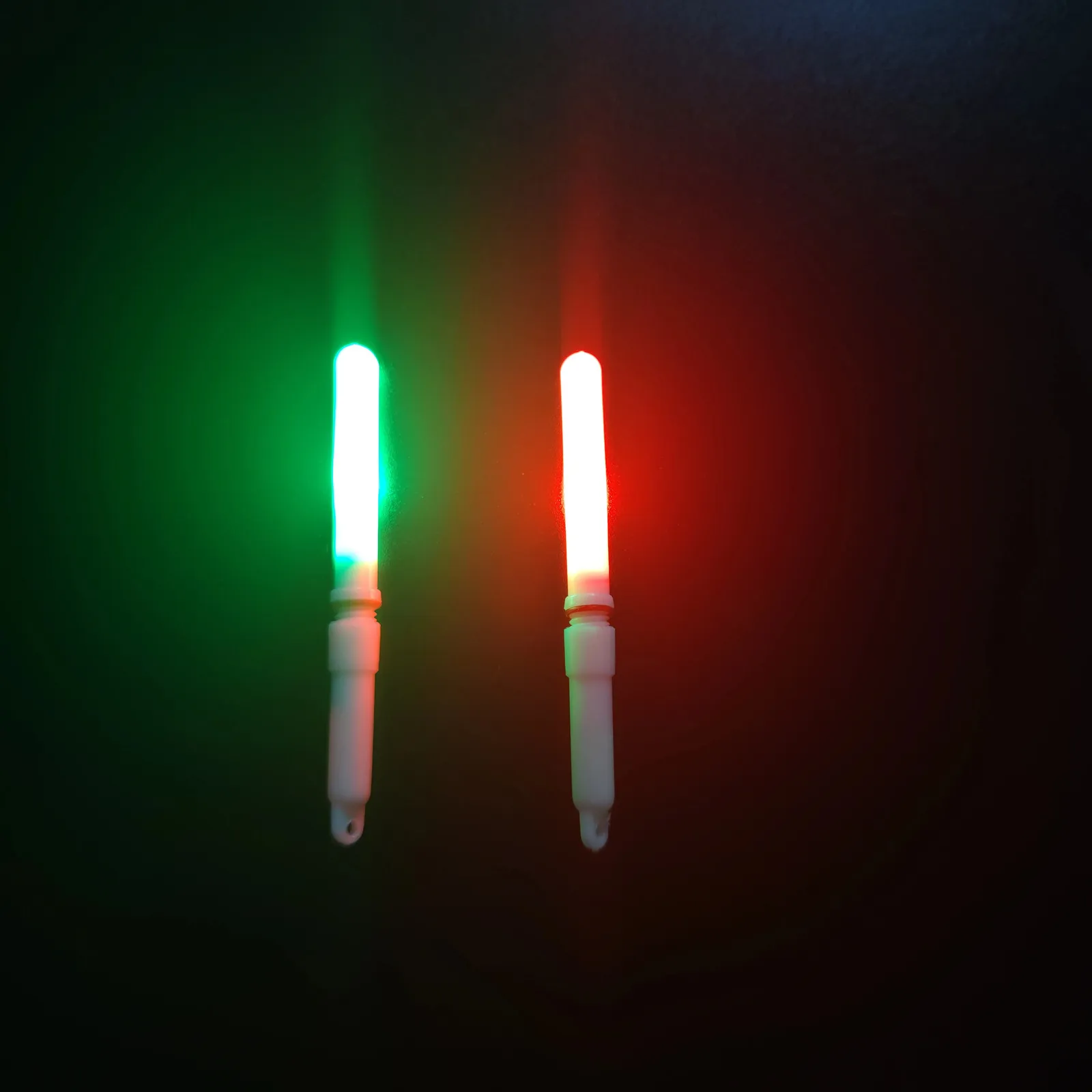 10PC nachtvissen lichtgevende staven met batterijen lichtgevende boeien accessoires vissen licht staven zuiglicht 240305