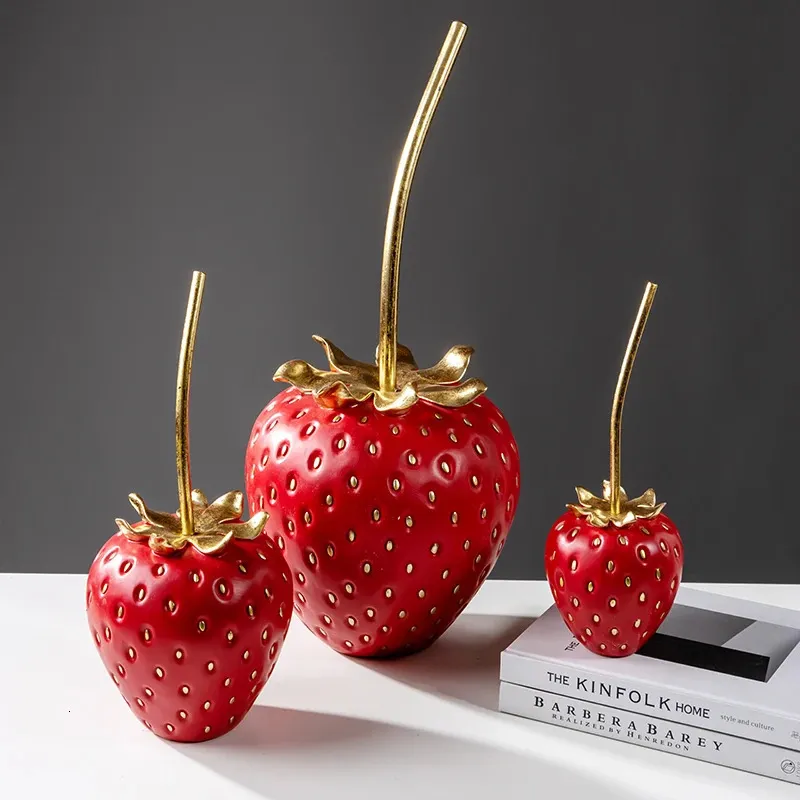 Simulering Strawberry Fruit Display Harts Crafts Gold Strawberry Figurin Dekorativa figurer Hemdekorationstillbehör 240222