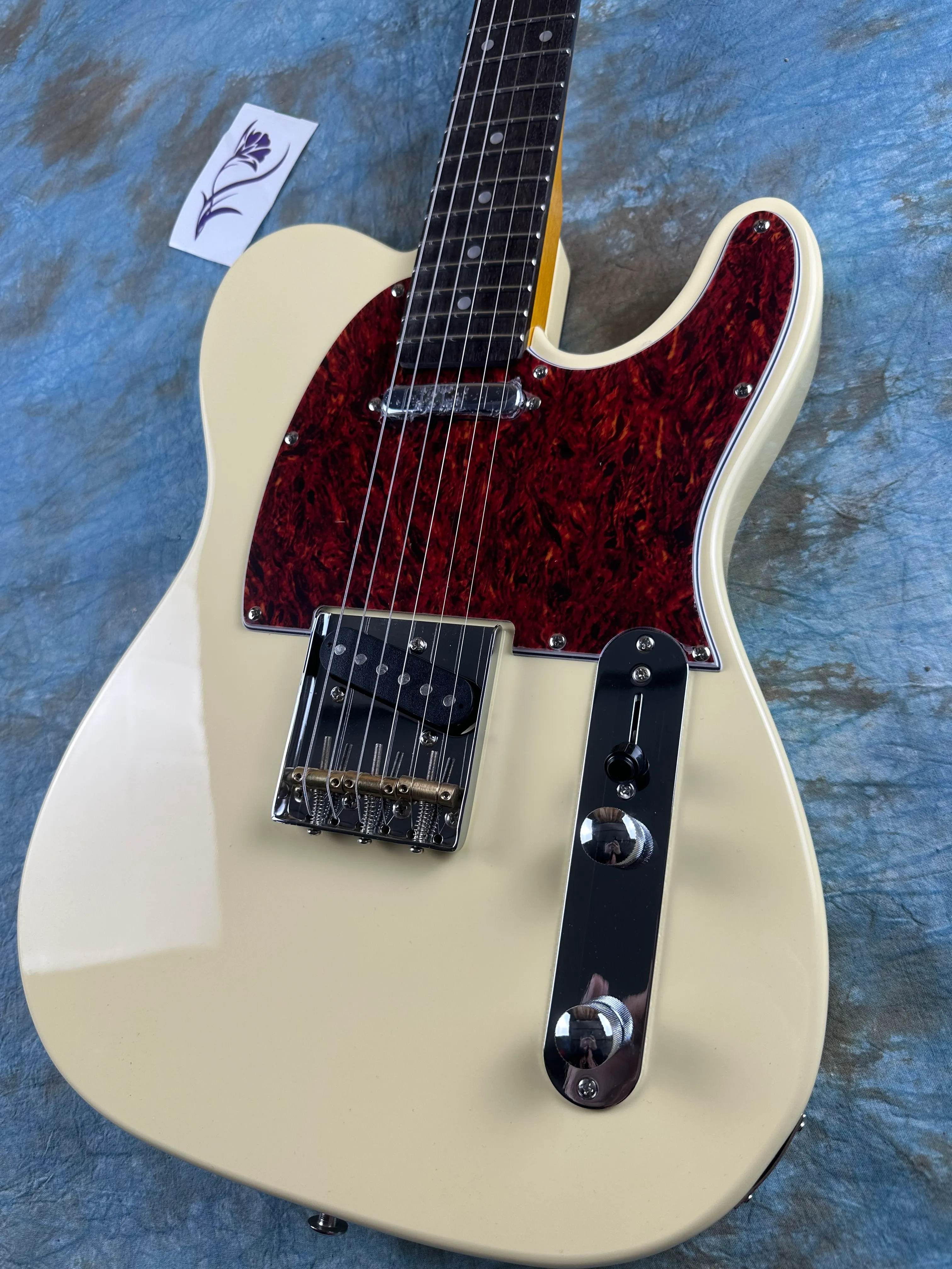 Electric guitar, milk yellow imported paint, copper bridge, imported alder body, Canadian maple neck, lightning pack