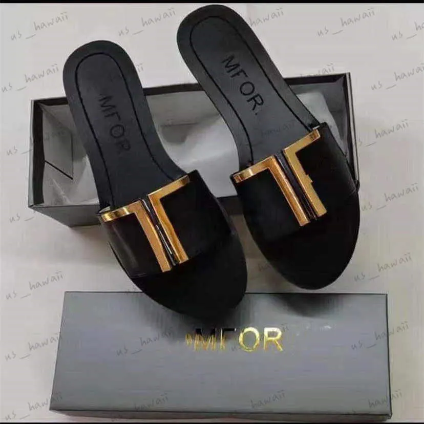 슬리퍼 2022 새로운 슬리퍼 TF 하드웨어 버클 여름 캐주얼 플랫 신발 샌들 인기있는 여성 샌들 T240305