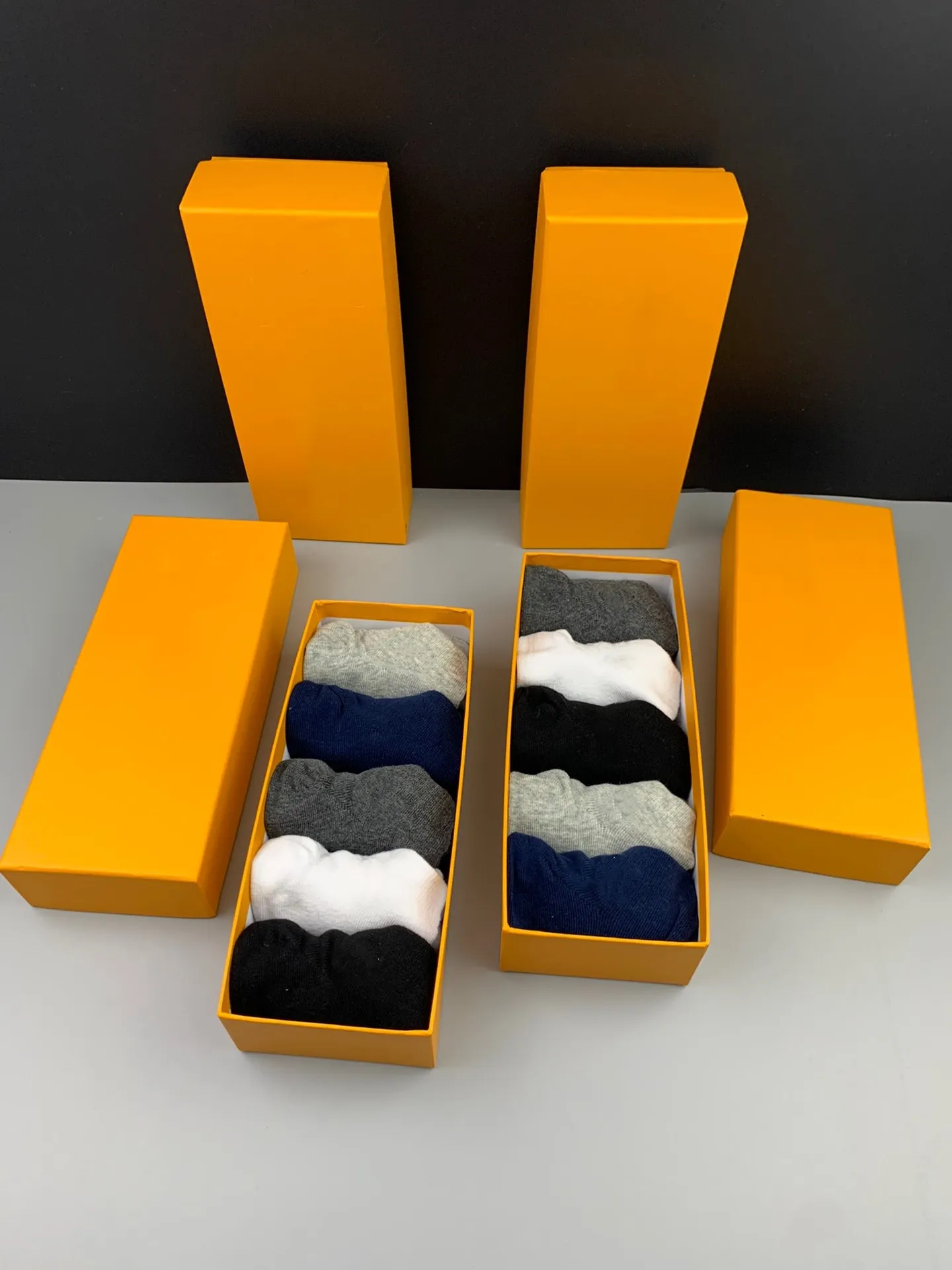 2024 Nieuwste mannen Sock Sports Sokken Fashion Dames Premium Cotton Classic Letter Ademend 100% Pure Cotton Black and White Designer Socks Outdoor Gift Box