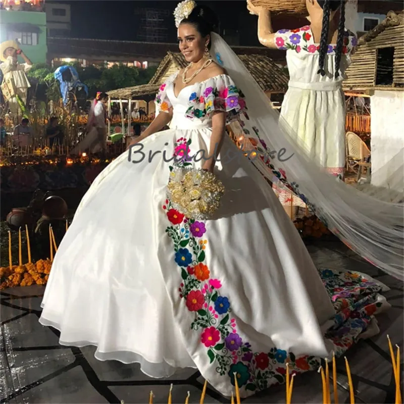 플러스 사이즈 멕시코 웨딩 드레스 2024 오프 어깨 볼 가운 전시 자수 신부 드레스 짧은 슬리브 환상 중세 고딕 신부 로브 데 마리지 가든