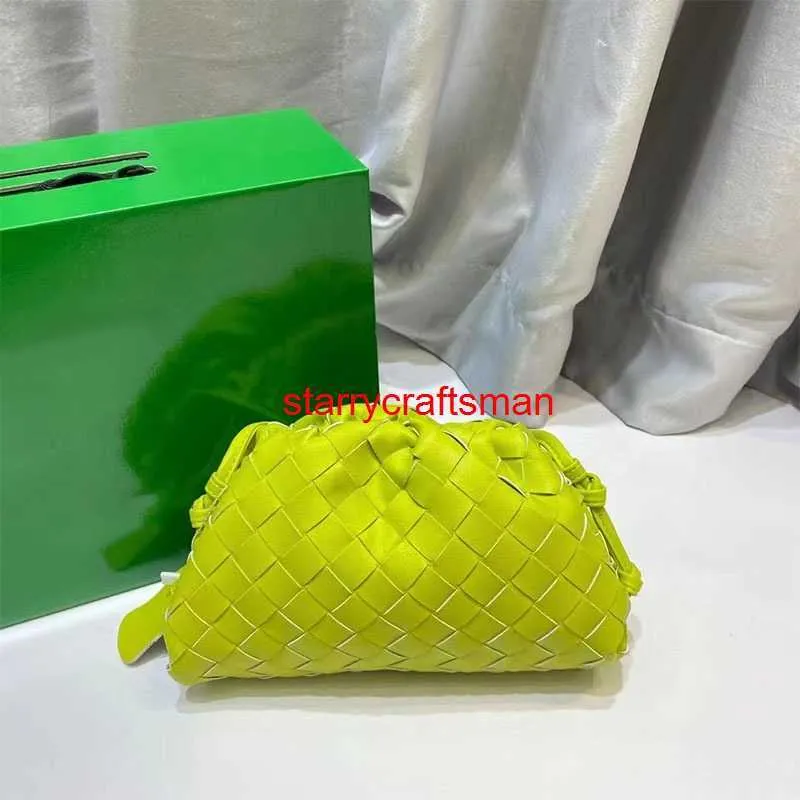 Bolsa de couro Cluth Bolsa Botteg Veneta Bolsa de couro 2024 Nova bolsa de nuvem tecida à mão Bolsa de bolinho de couro enrugada Bolsa feminina de ombro único Messengerhave logotipo HB00