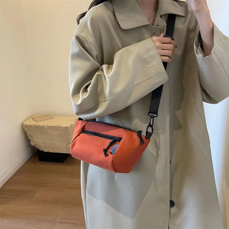 Marsupi Borsa in tela da donna di grande capacità 2024 Autunno e inverno Abbinamento alla moda Design di interesse speciale Cross-Body