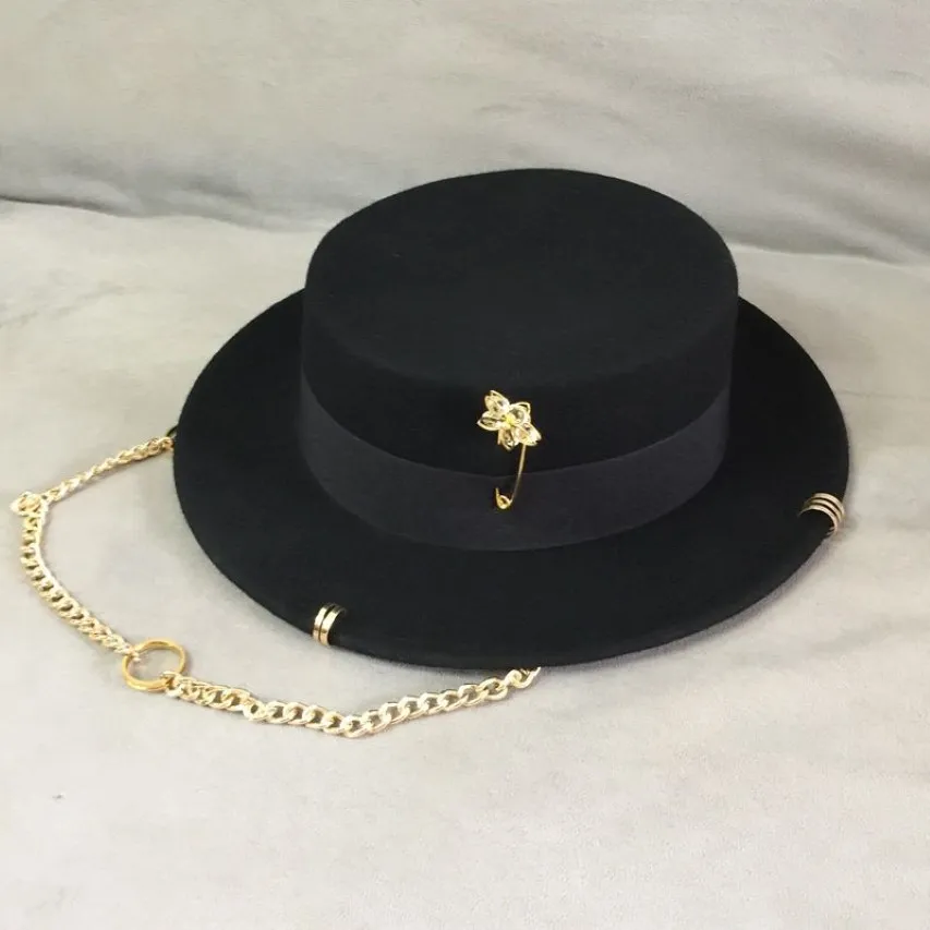 Luxury- Black Cap Female British Wool Hat Fashion Party Flat Top Hat Chain Strap and Pin Fedoras For Woman For a Street-Style Shoo295a