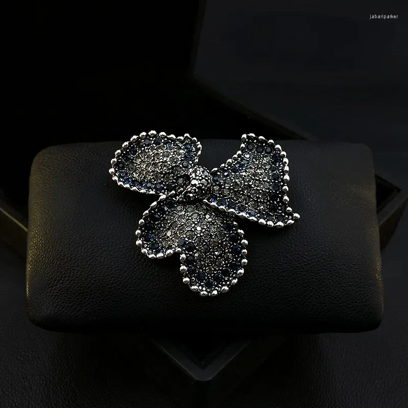 Broches Exquis élégant Original trois pétales fleur broche femmes Vintage haut de gamme luxe Corsage costume accessoires bijoux broches