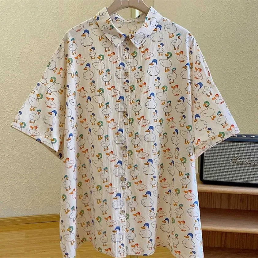 Hemd der koreanischen Marke Cartoon Ducks Hat Full Print Shirts Cute Anime Kawaii Beach Shirt Sommer Kurzarm Übergroße Bluse Casual Loose