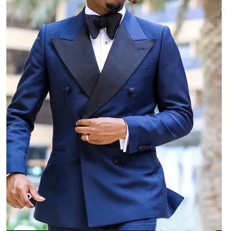 Mäns kostymer Navy Blue Double Breasted Wedding Tuxedo Suit Slim Fit Blazer med byxor perfekt för brudgummen Groom 2024