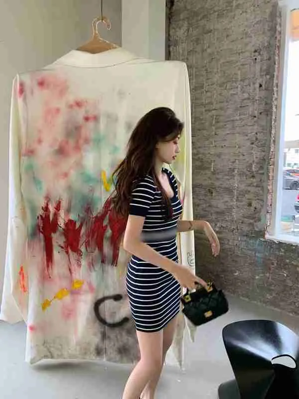 Designer Shenzhen Nanyou haut de gamme Miu maison printemps et été élastique mince bleu marine rayure robe tricotée BUKC