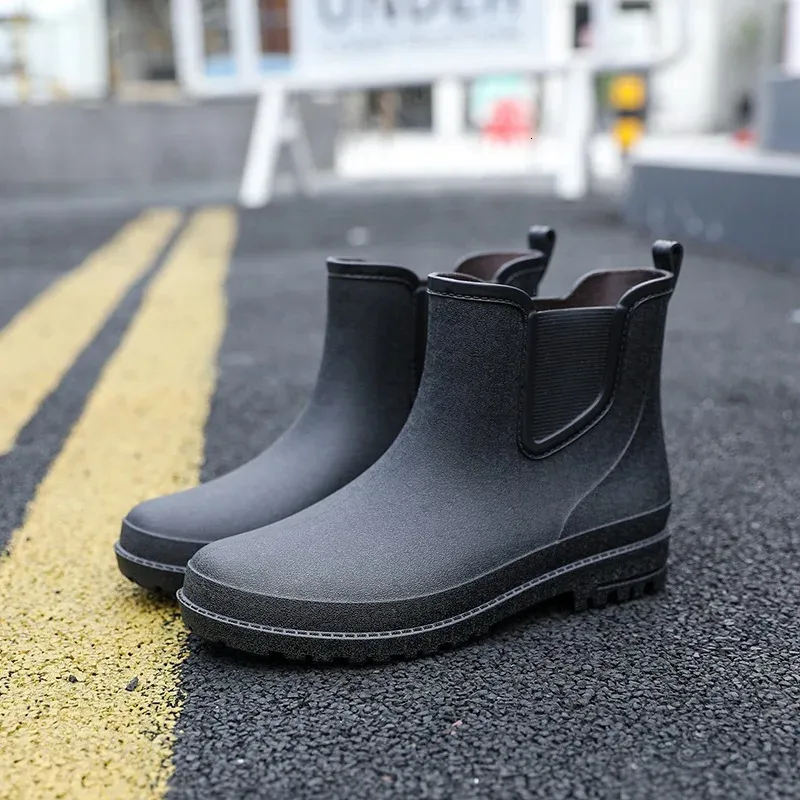 2024 Fishing Mens Short Tube Fishing Rain Boots Outdoor Rainy Waterproof Rubber Shoes Spring Comfortable Wading Water Boots 240228