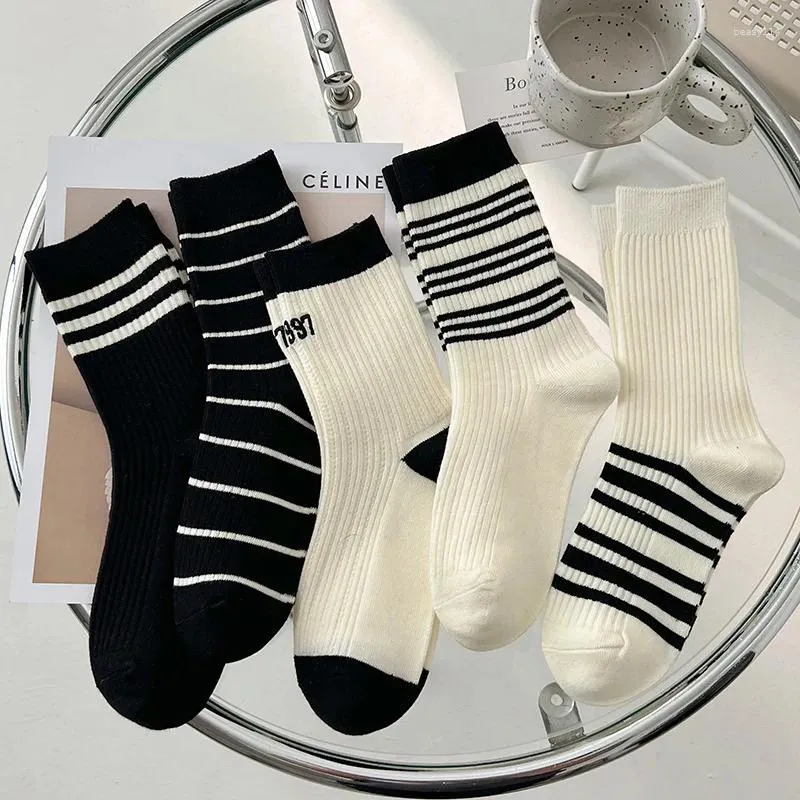 Chaussettes noires et blanches pour femmes, mi-tube en coton à rayures brodées, respirantes, Double aiguille, sport de printemps et d'été