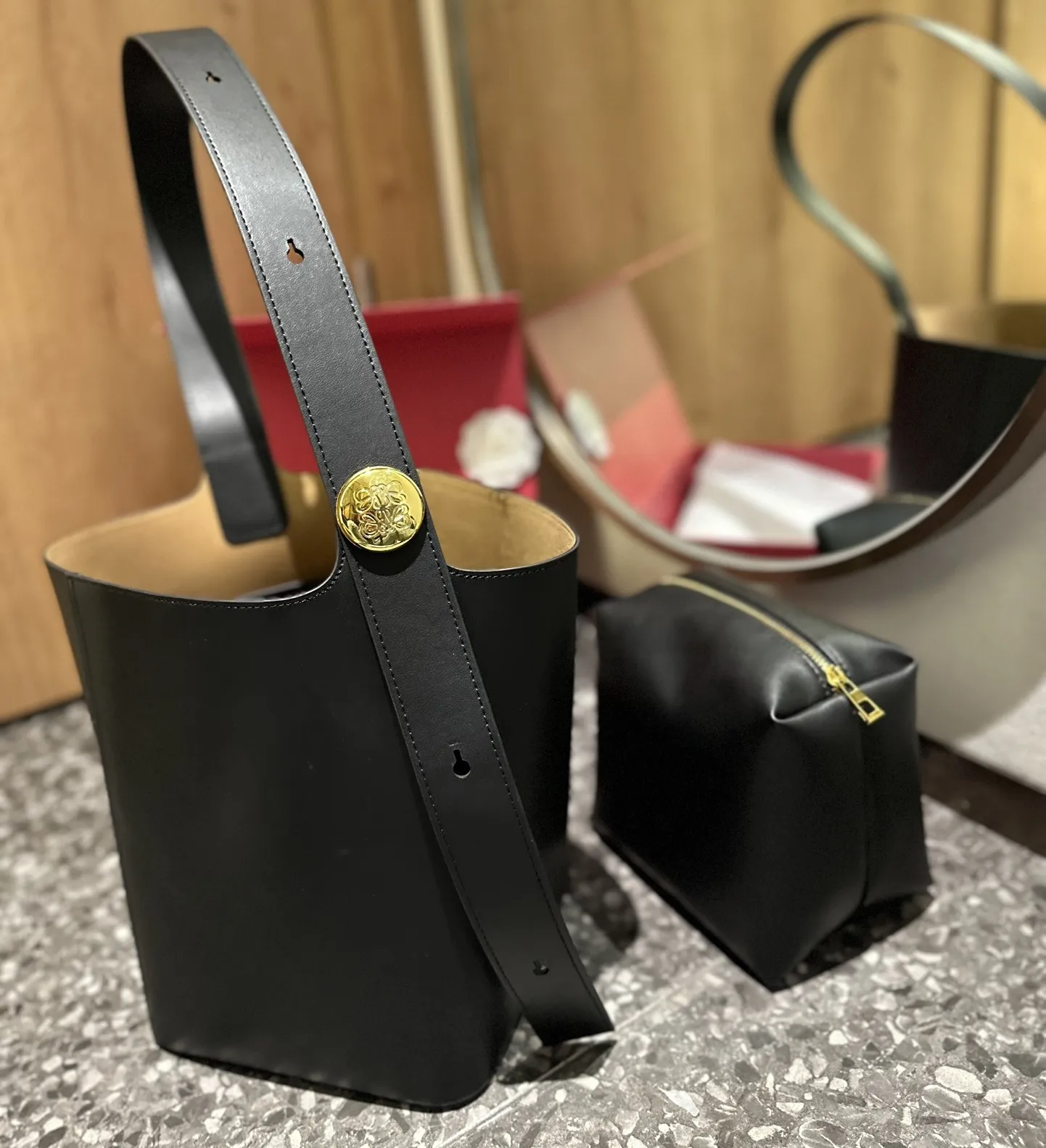 日本未入荷【LOEWE】Pebble leather shoulder bag LOEWE Leather Pebble Shoulder Bag | Harrods US