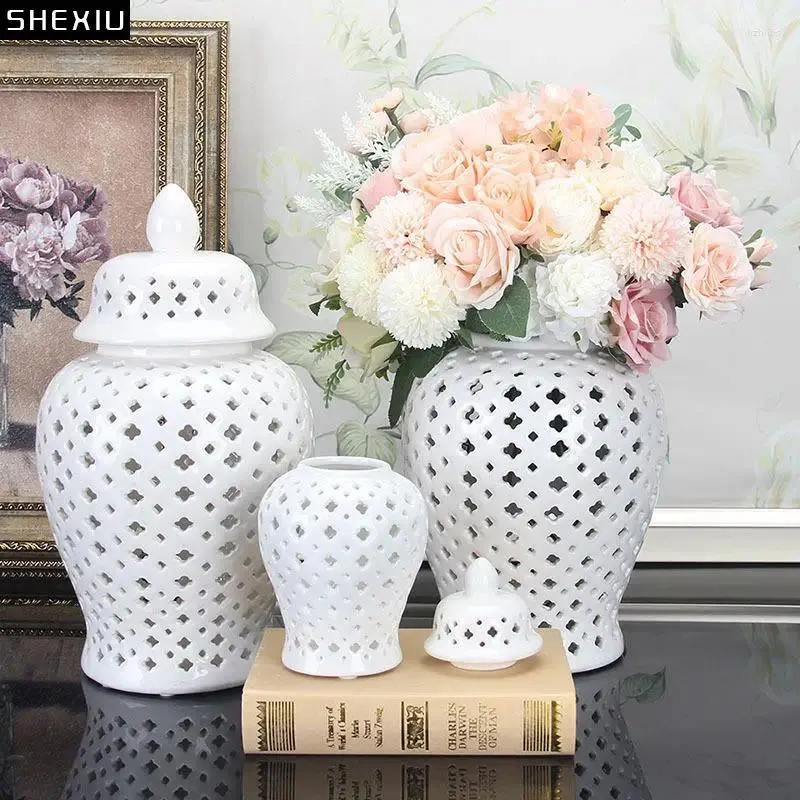 Garrafas de armazenamento Jarra geral de porcelana branca europeia com tampas ocas artesanato tanque de cerâmica flor artificial vaso floral decorativo