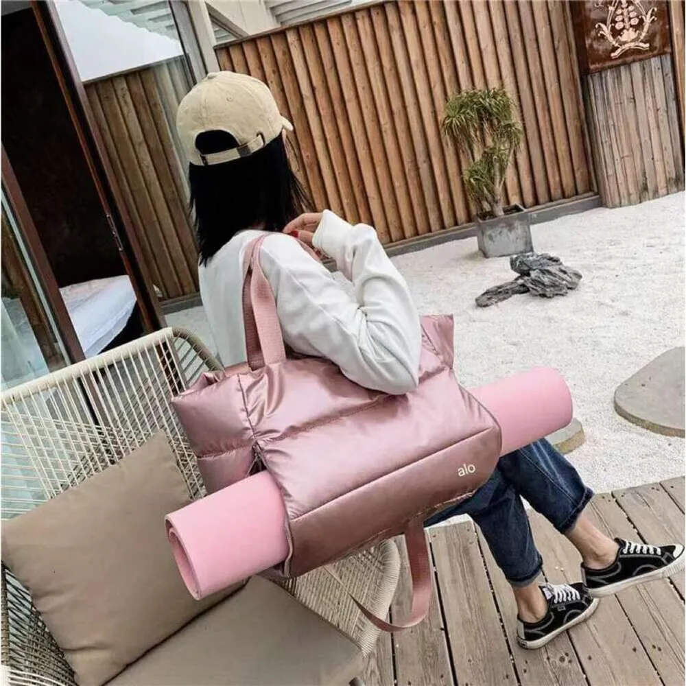 24SS Designer Aloyoga Bag Al Aloo Yoga Fitness Bag Fashion Casure Axel väska Torr Våt separation Vattentät sportväska Multi Funktionell yogaprosa Pink