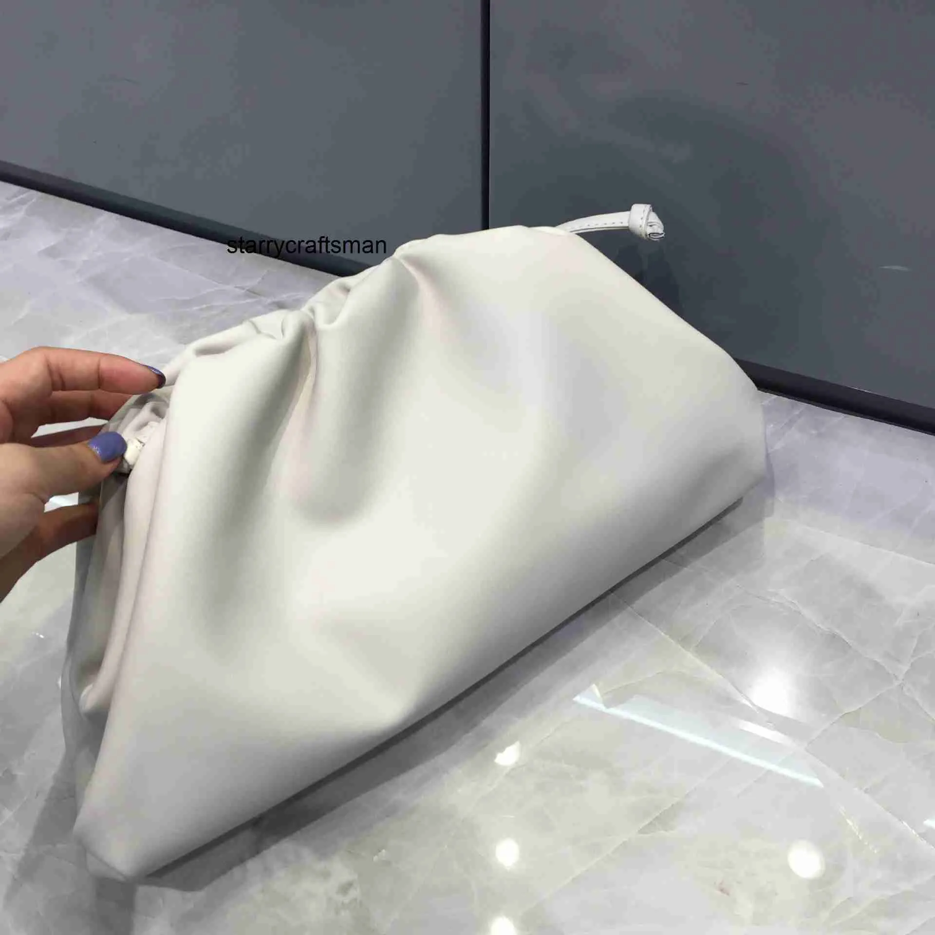 Итальянская сумка-сумка Botteg Venet L Cloud Bag Женская плиссированная сумка Твердая корейская версия 2023 Новая женская сумка Сумка на одно плечо Сумка через плечо