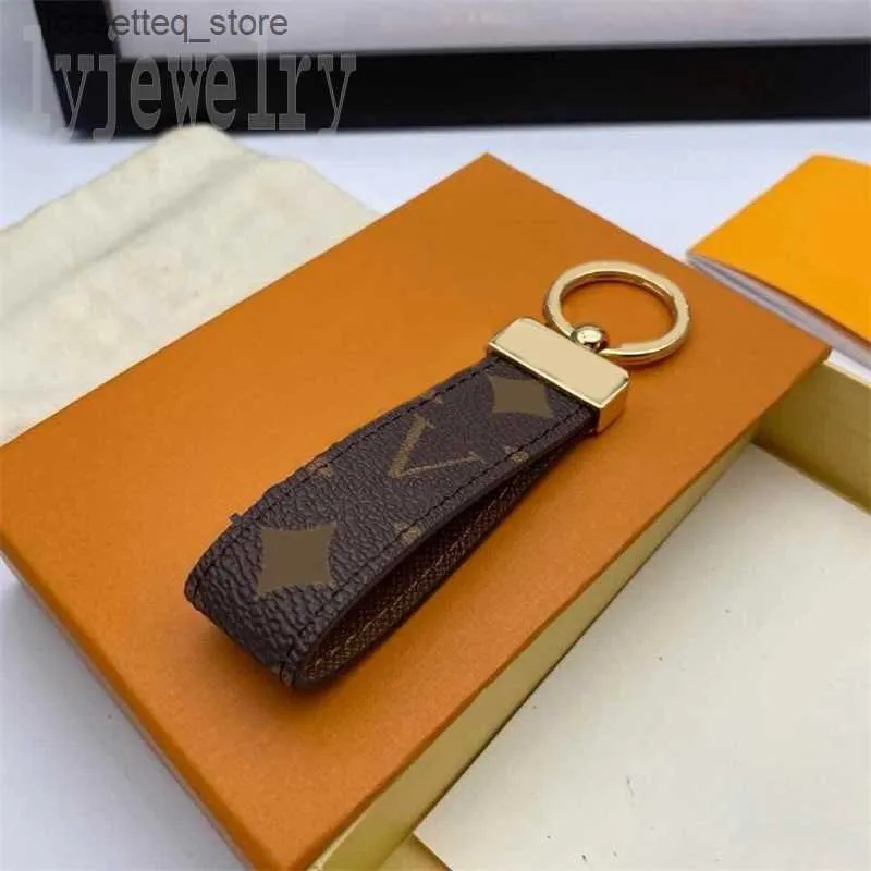 Nyckelringar Alloy Keychains Dragonne Designer Key Chain Pendants Gold Color Infällbara Valentines Present Safetlet Mini Ring Bag Wallet Pink PJ047 E23L2435