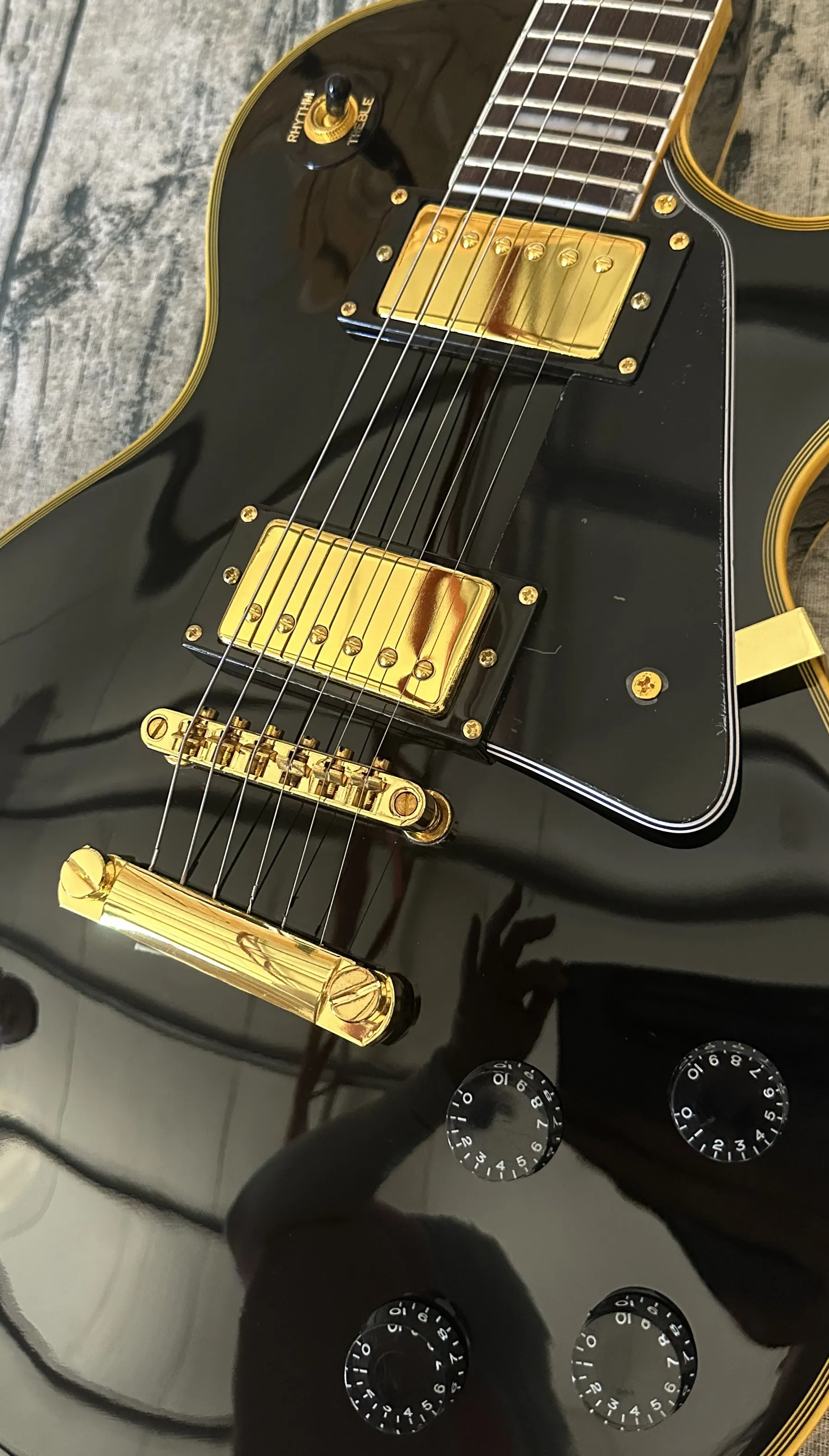 Guitare électrique personnalisée, logo jaune et bordure du corps, accessoires dorés, en stock, livraison gratuite Lightning