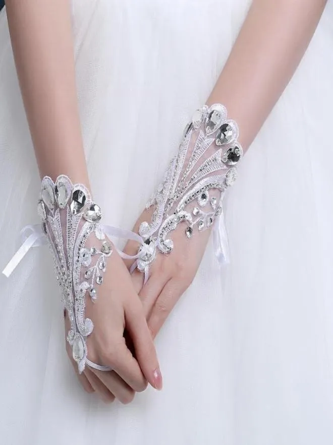 Fashion Crystals Lace Bridal Gloves Wrist Length Fingerless Wedding Gloves Beaded Rhinestones Formal Party Short Glove1841227