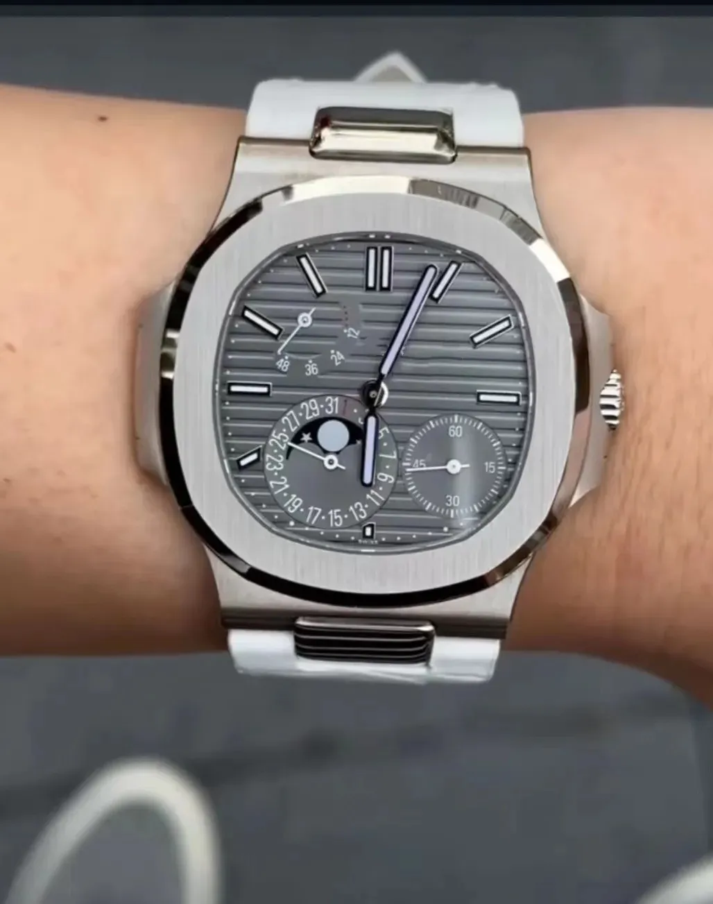 La montre 5712 pour hommes produite par l'usine GR est une montre en caoutchouc à lunette carrée en diamant avec mouvement super intégré avec verre saphir et boîte à mouvement ultra-mince