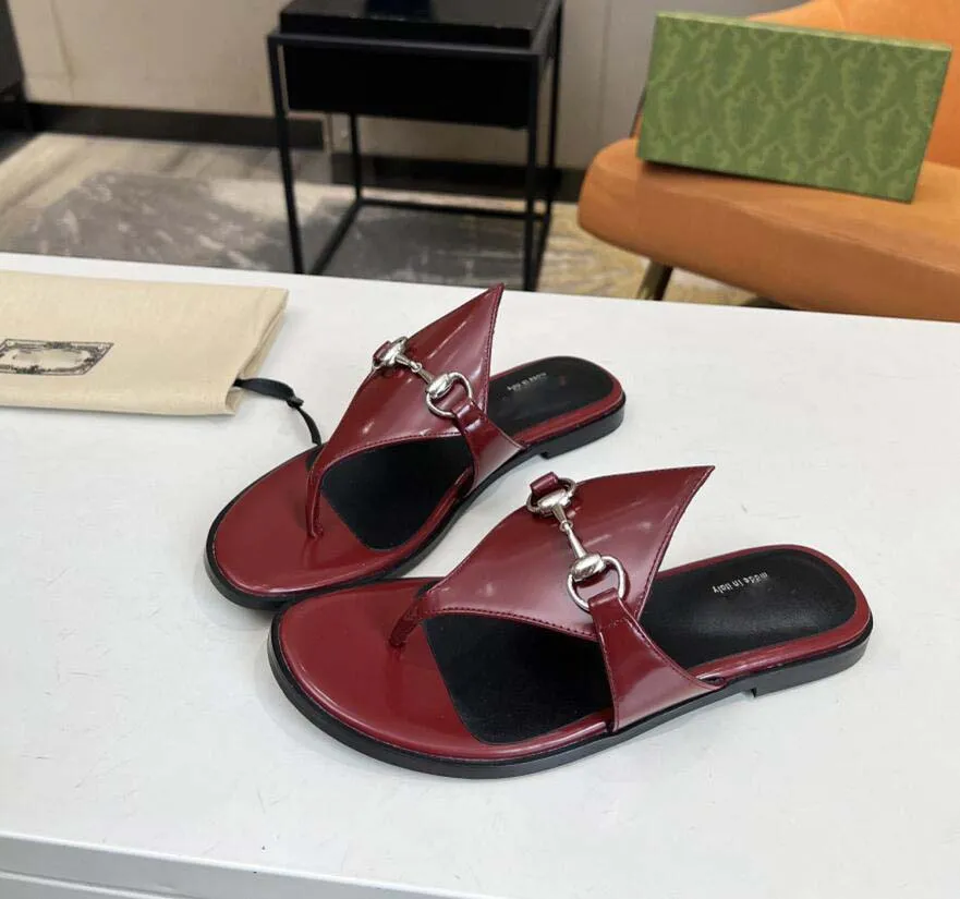 Verão sandálias de luxo designer chinelos femininos flip flops chinelo moda couro genuíno slides corrente metal senhoras sapatos casuais g30