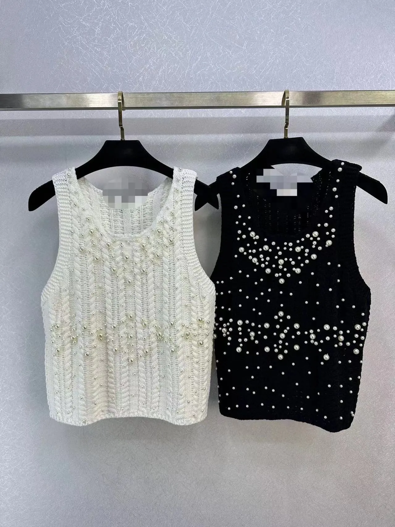 Gratis frakt 2024 Knitting Black/White O Neck Sleeveless Women T Shirts Designer Pearls Crystals Short Women Tops 3055