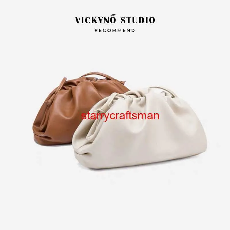 Bolsos de mano de cuero Botteg Veneta Bolso tipo bolsa Cloud Bag Bolso de bola de masa plegado pequeño y popular francés para mujer Nueva textura Cuero genuino Solo hombro Logotipo de Crhave HB9N