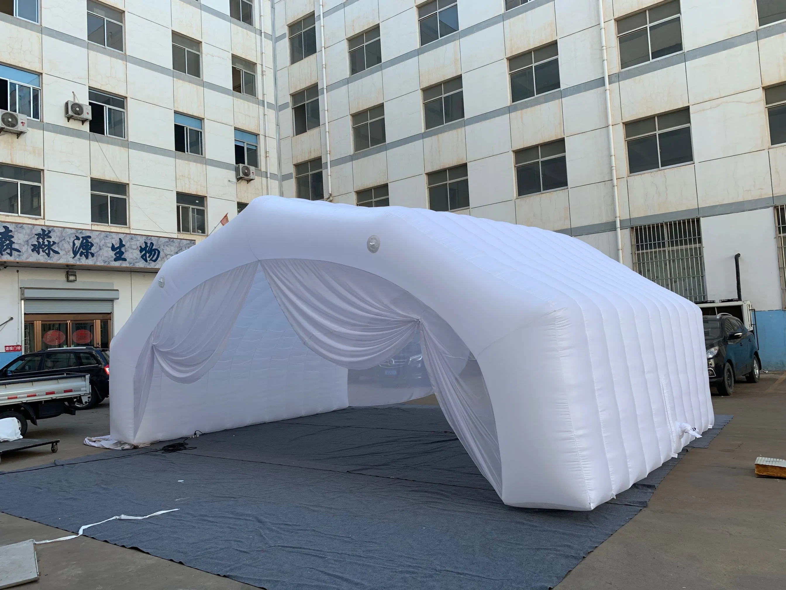 8x5x3.5mH (26x16.5x11.5ft) cadre de tente publicitaire gonflable extérieur tunnel de tente blanc avec rideau pour la publicité et l'exposition