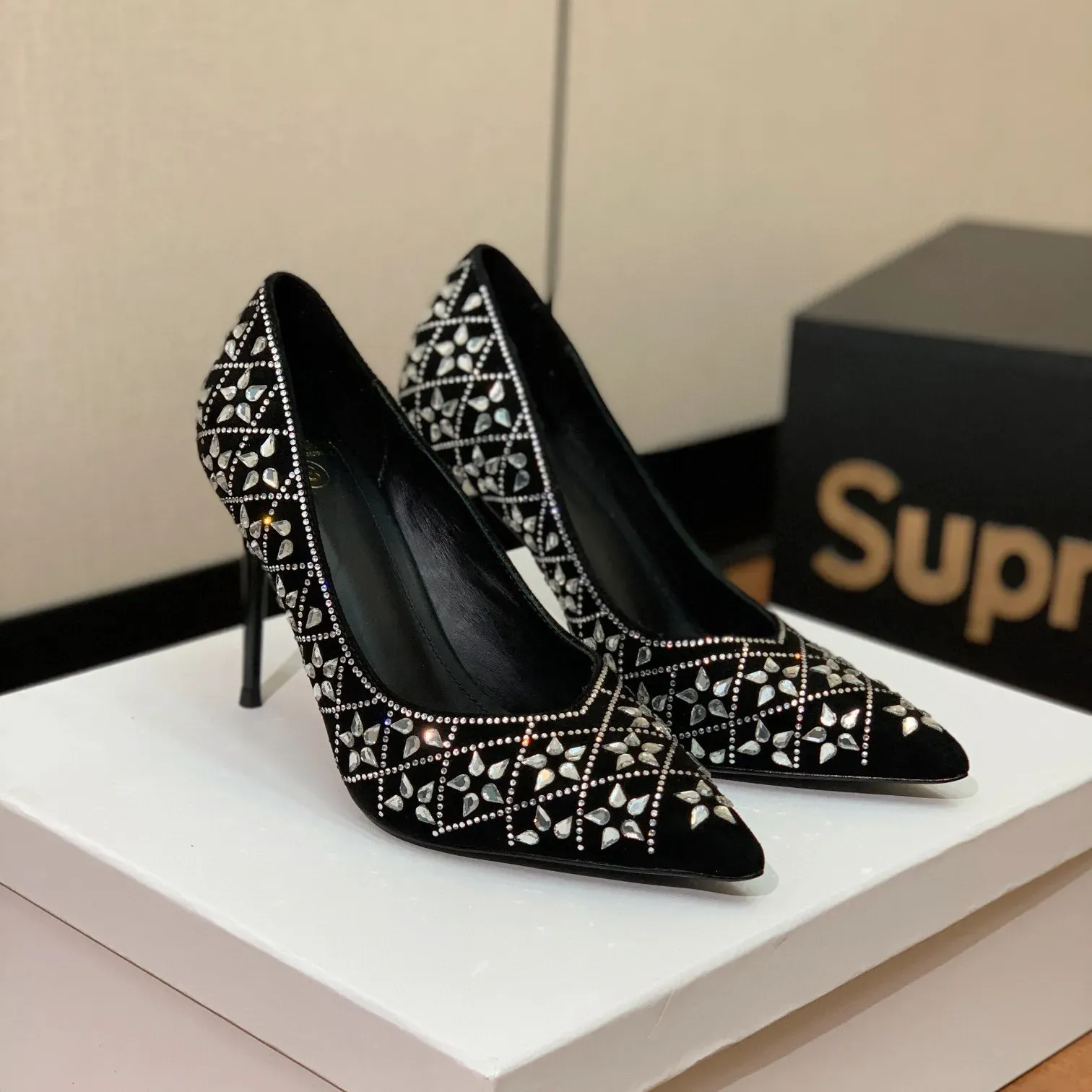 Tacones altos Zapatos de vestir Sandalias Mujer Clásico Zapatos de vestir de lujo Moda Taladro Diseñador Tacón Rhinestone Piel de oveja Empalme Fiesta de cuero Zapatillas de boda grandes con caja