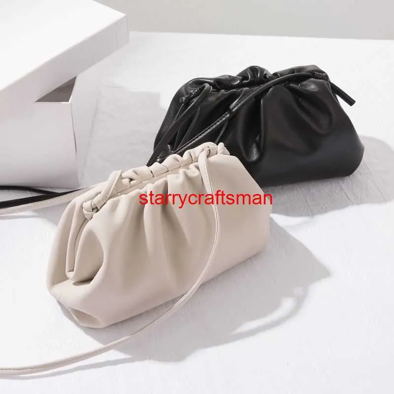 Leather Cluth Bags Botteg Veneta Pouch Bag Cloud Bag Small Ck Fashion Womens Bag 2024 Autumnwinter Network Red Small Bag Pleated Bag One Shoulder Cross Shave logo HBOJ