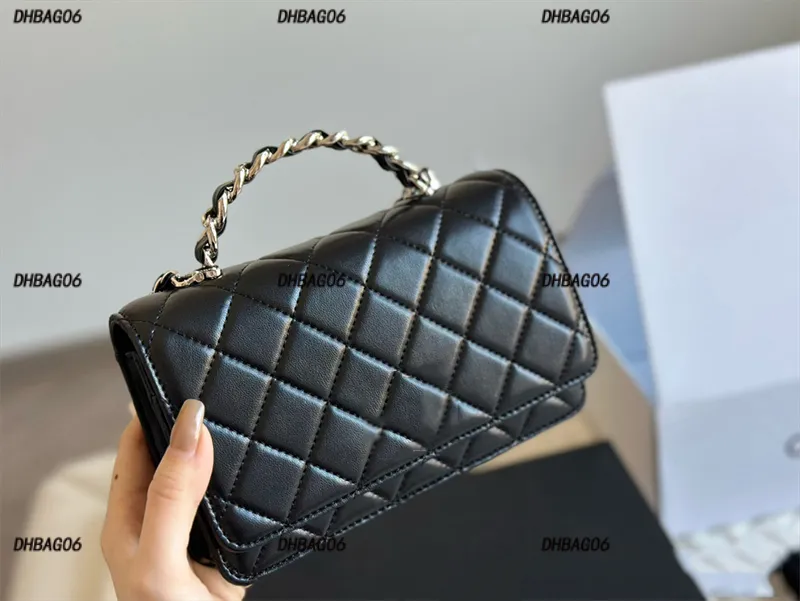 Luxurious Designer Genuine Leather Durable Cosmetic Bag Black with Stylish Women Wallet Card Slots Metal Lock Chain Crossbody Handbag Small Size 19 * 12 Cm