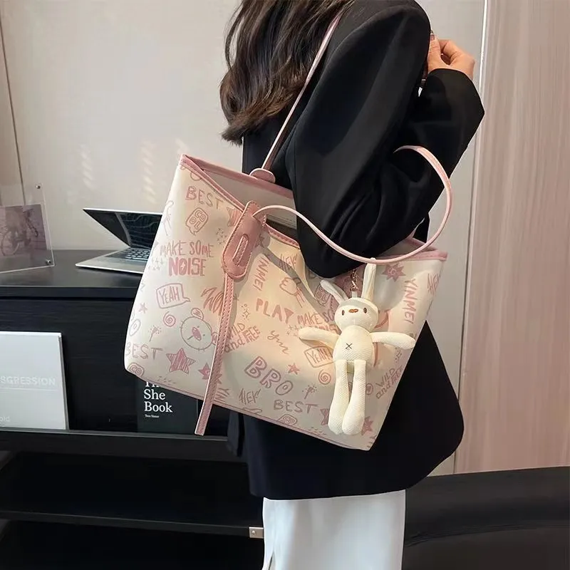 2024 Damska torba na bitę o dużej pojemności torby na ramiona luksusowa duża torba nowa modna i modna torba graffiti dojeżdża