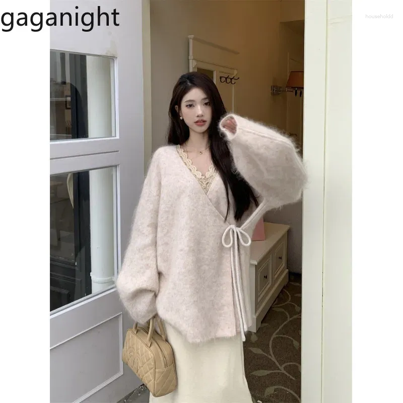 Malhas femininas gaganight estilo suave com decote em v rendas até camisola de malha de pelúcia inverno 2024 coreano chique bege solto topo feminino