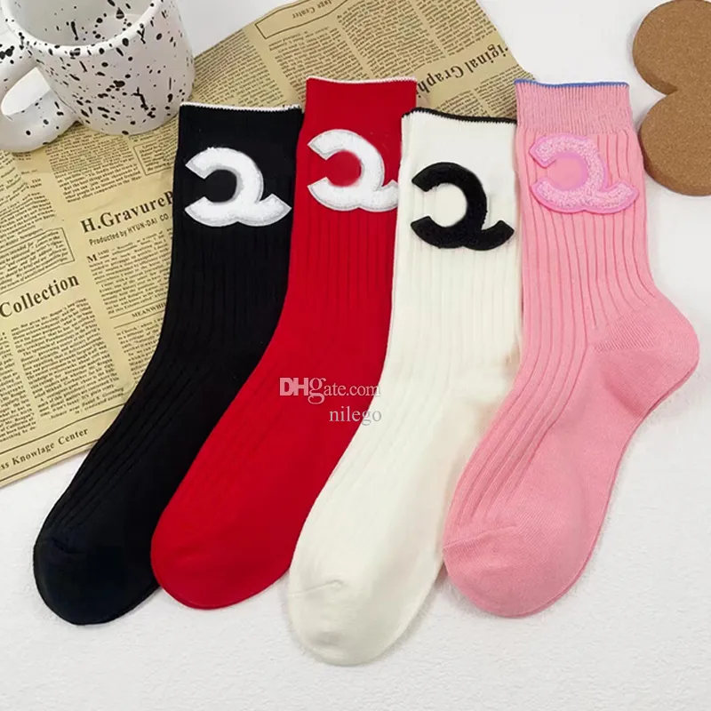 Chaussettes rayées avec lettres spéciales pour femmes, chaussettes respirantes en coton avec lettres pour cadeau de fête, 4 couleurs