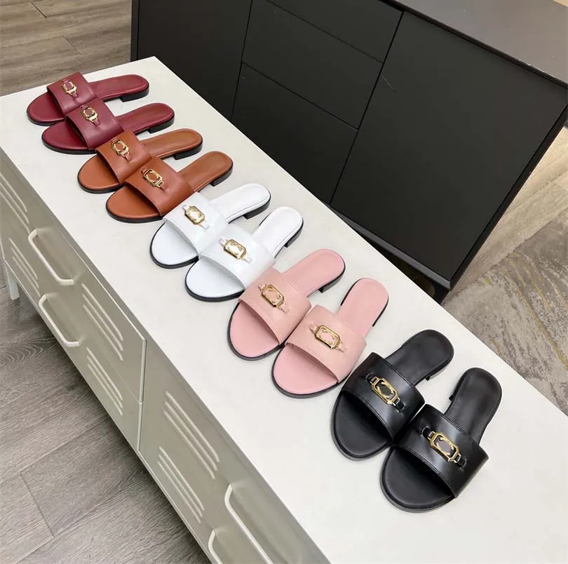 Sandales pour femmes Peau d'agneau matelassée avec du matériel doré Designer de luxe Mode Été Pantoufles décontractées Designer de luxe Femmes Cuir souple Big C Lettre Mocassins Chaussure