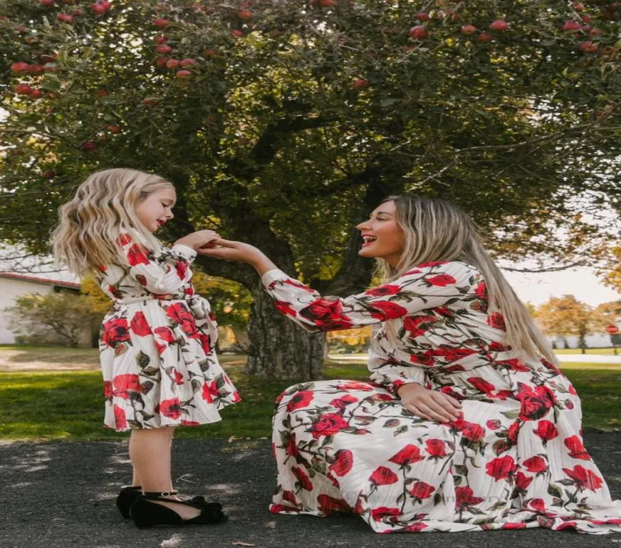 Roupas combinando para a família meninas flores estampadas vestido de manga comprida mãe rosa vestidos de bainha grande mamãe e eu combinamos roupas A74118143384