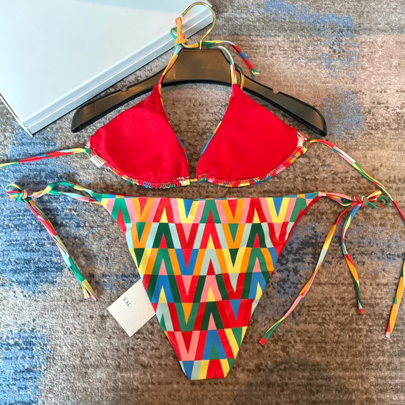 مصممة للسباحة ملونة الصيف الصيف مثير امرأة بيكيني رسائل الموضة طباعة ملابس السباحة عالية الجودة بدلات الاستحمام S-XL Well 670209