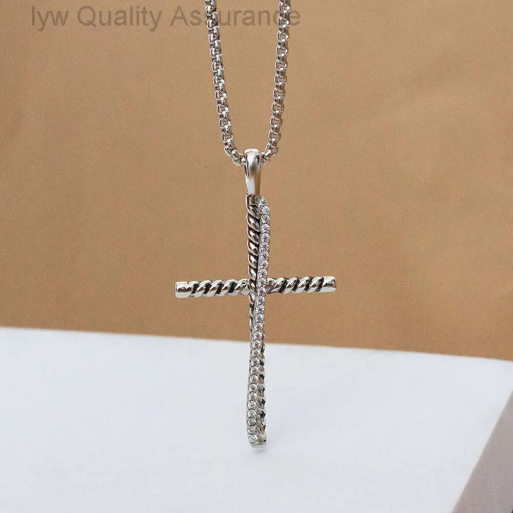 Collana con croce David del designer David Yurma con ciondolo con diamanti imitazione. Vendita calda